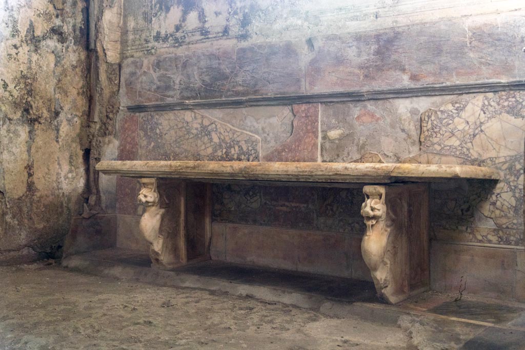 Herculaneum Suburban Baths. October 2023. Tepidarium, bench against south wall. Photo courtesy of Johannes Eber.